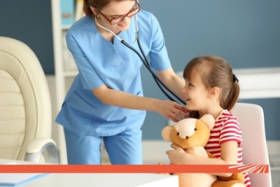 Chirurgie pediatrică: Trei afecțiuni comune ale copiilor care necesită intervenție chirurgicală